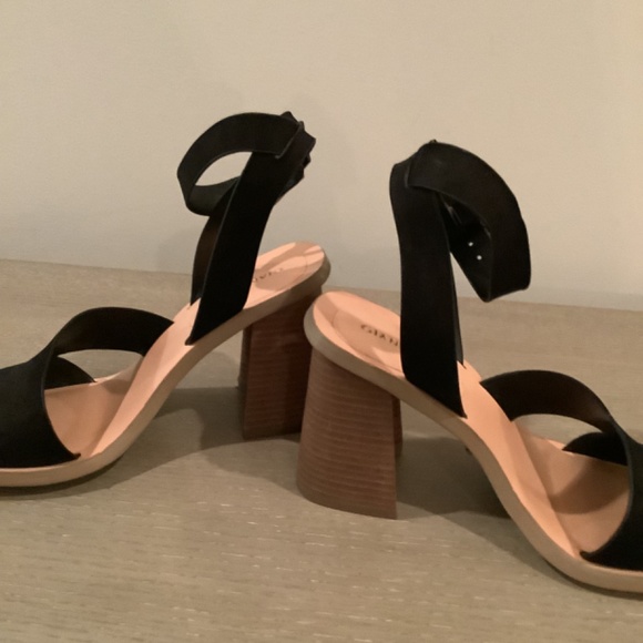 Gianni Bini ankle strap sandal with wooden heel - Picture 4 of 16